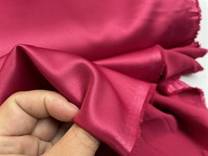 Blød satin - blank og med blødt fald i mat fuchsia